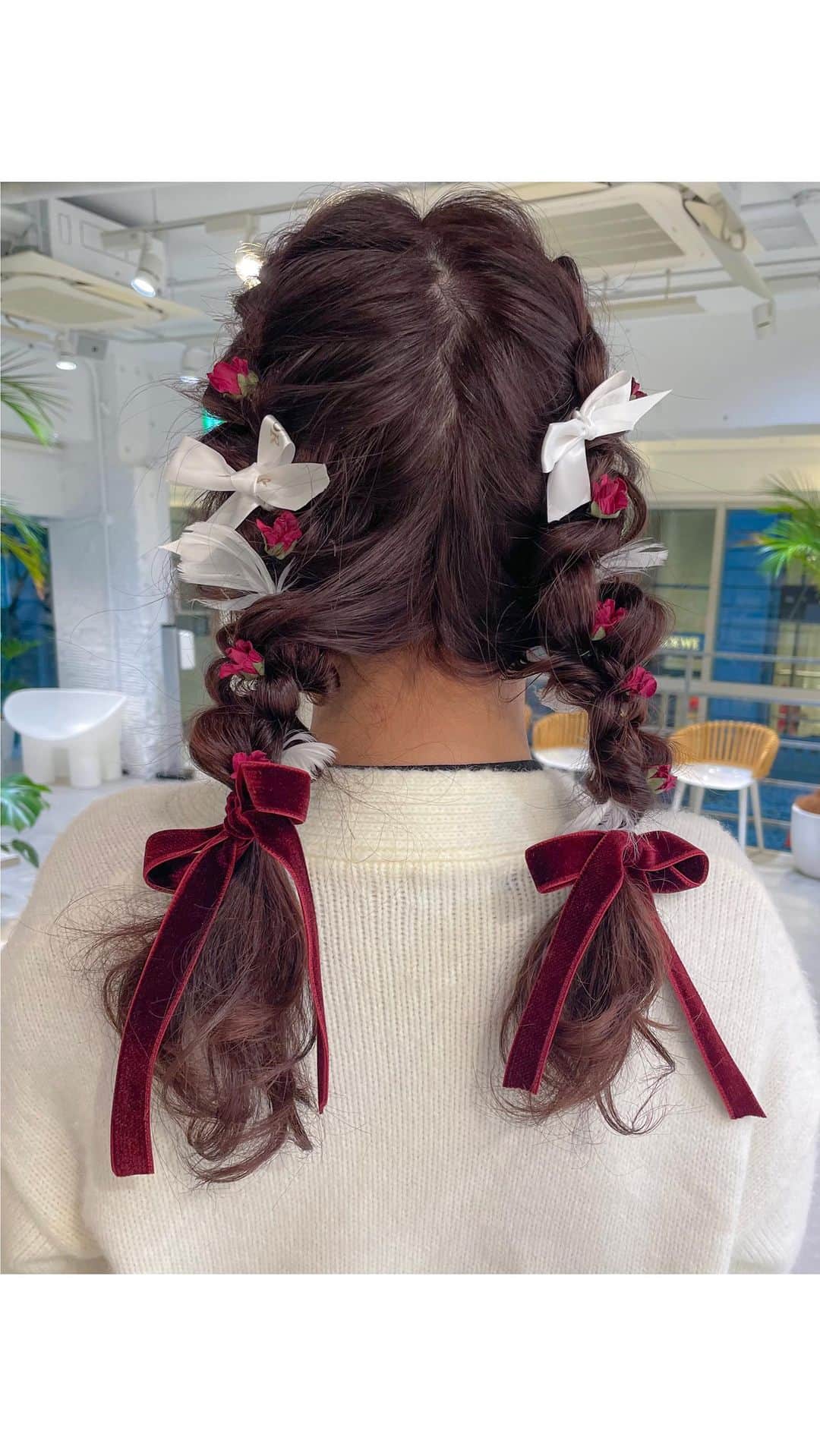 MOMOKOのインスタグラム：「⁡ とっても時差投稿😭😭 るなちゃんの卒業式ヘア🎀🌹 ⁡ かわいかったの🥲 お任せしてくれて 本当にありがとうございました🥹♡ 袴のお写真も送ってくれてうれしかった🥲 ⁡ 編み込みツインテ 参戦ヘアにも良さそう🙈」