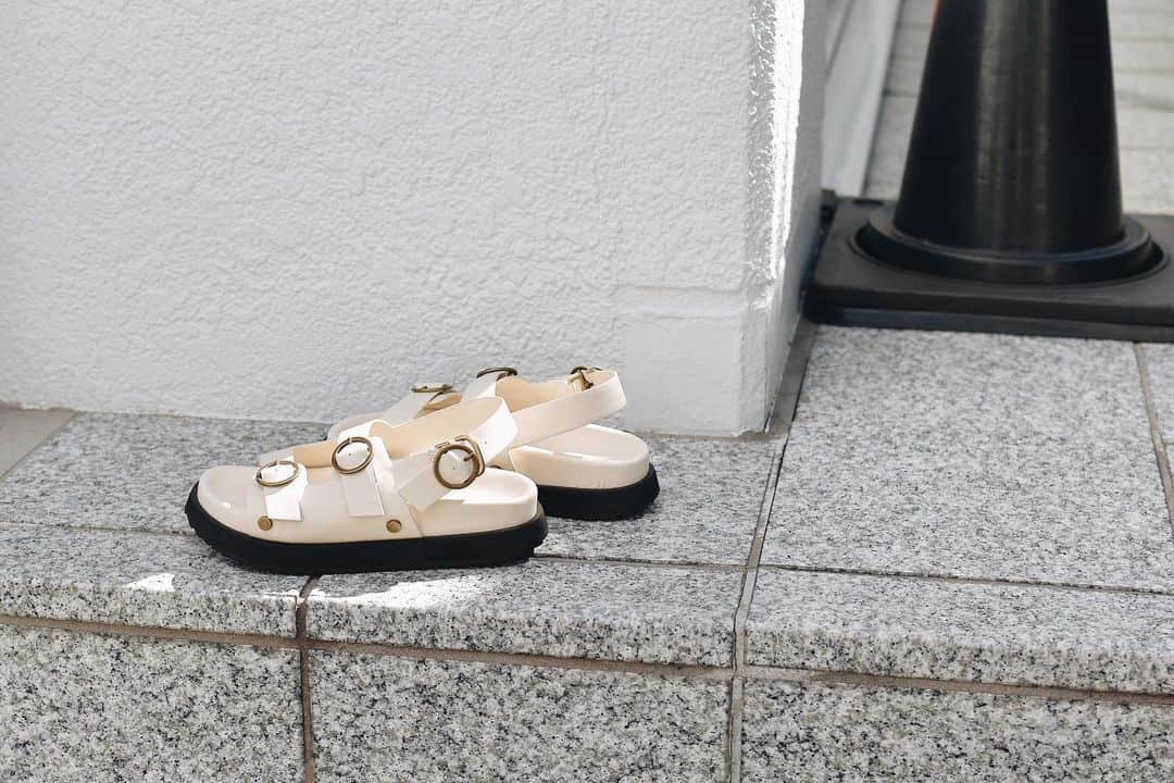 オンラインショップ アットシェルタのインスタグラム：「LAROUTE〉 2023 SS/COLLECTION   COMING SOON..  #laroute #larouteshoes #abahouse #サンダル  #ラルート」