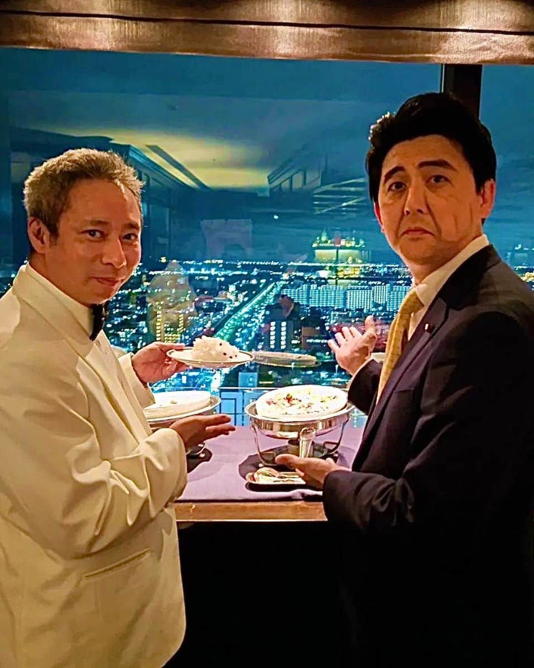 佐竹正史のインスタグラム：「先日、いしだ壱成さんが ブライトンホテル東京ベイのバーにて 『夜桜の会』を開催され わたくしもありがたい事に招待して頂きました。 ドラマ未成年や聖者の行進がど真ん中のわたくしとしてはとても有意義な時間で またブライトンホテルの22階のマートレットというバーでの開催でしたが展望は夢の国の花火も綺麗に見える素敵なバーでした。 プライベートでも伺ってみたいですね。  #いしだ壱成  #夜桜の会 #ブライトンホテル東京ベイ  #マートレット #ビスケッティ佐竹」