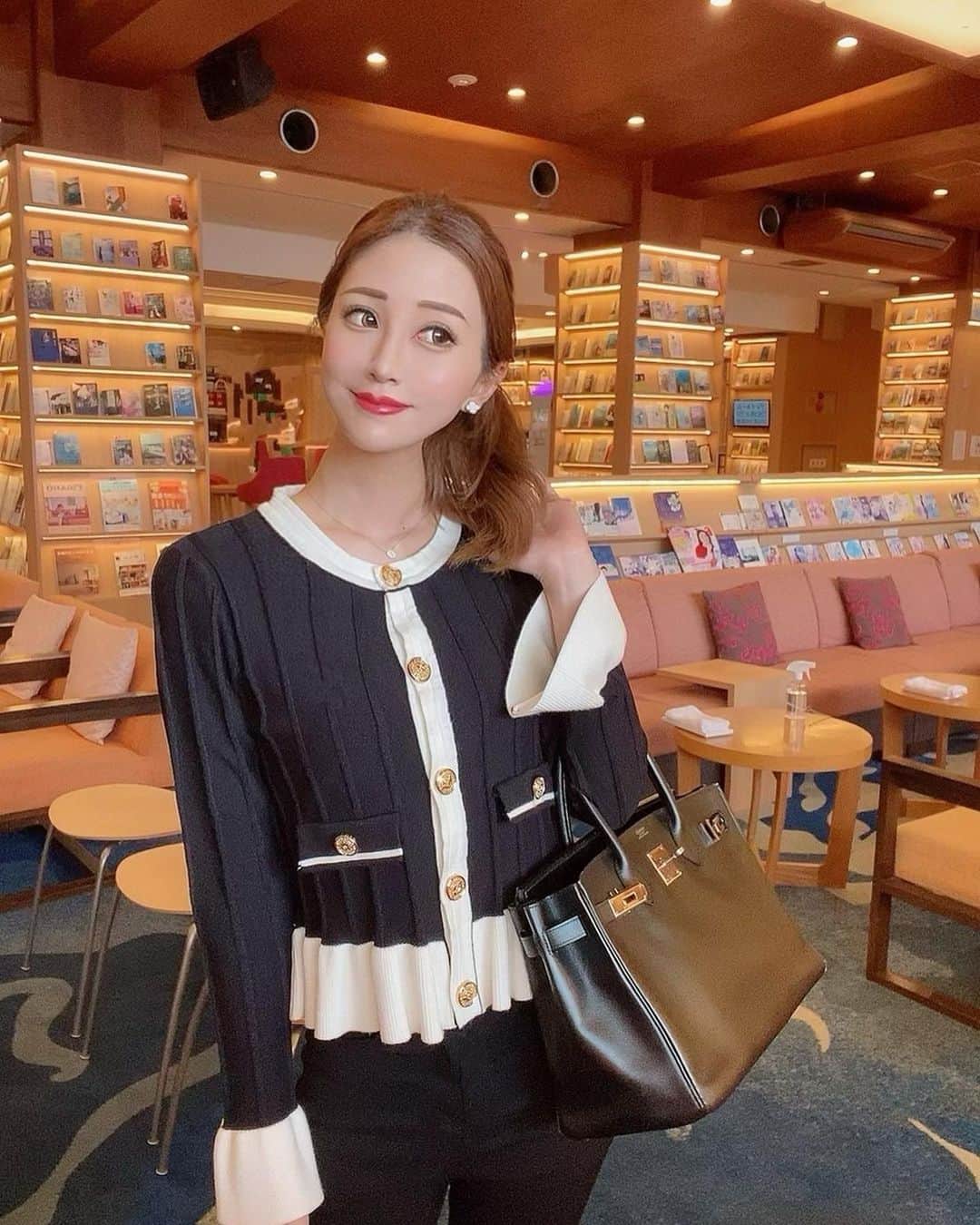 山下莉果のインスタグラム：「@theboutique_flamboyant 👗  バイカラーペプラムフリルニットカーディガン💗 綺麗めカーディガン🥰  ここのホテルコスパ最強で サービス満点すぎて びびりたおした @hotelnampuro 😮‍💨🫶💓 南風楼  #セレクトショップ#ペプラム#カーディガン#ジャケット#フリルニット#セレクト#トップス#op#tops#ootd#fashion#ワンピース#ワンピ#❤️ #hermes#バーキン#島原温泉ホテル南風楼 #長崎」
