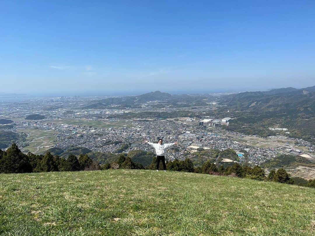 篠栗たかしのインスタグラム：「久しぶりに地元 #篠栗町 を堪能しました。 米の山から見る景色は相変わらず綺麗で、空気も気持ちよく、かなりリフレッシュできました。  南蔵院にも行って、たまやさんで篠栗Tシャツも買ったし、 バーガー陶花さんで美味しいハンバーガー食べられたし、 マジ満喫って感じでした！  今度帰省した時は、どこ行こうかな！！  #福岡県 #糟屋郡 #篠栗町  #南蔵院 #涅槃像  #たまや #篠栗88tシャツ  #米の山 #米の山展望台  #絶景 #山頂  #バーガー陶花 #ハンバーガー  #山王寺 #篠栗８８カ所霊場」