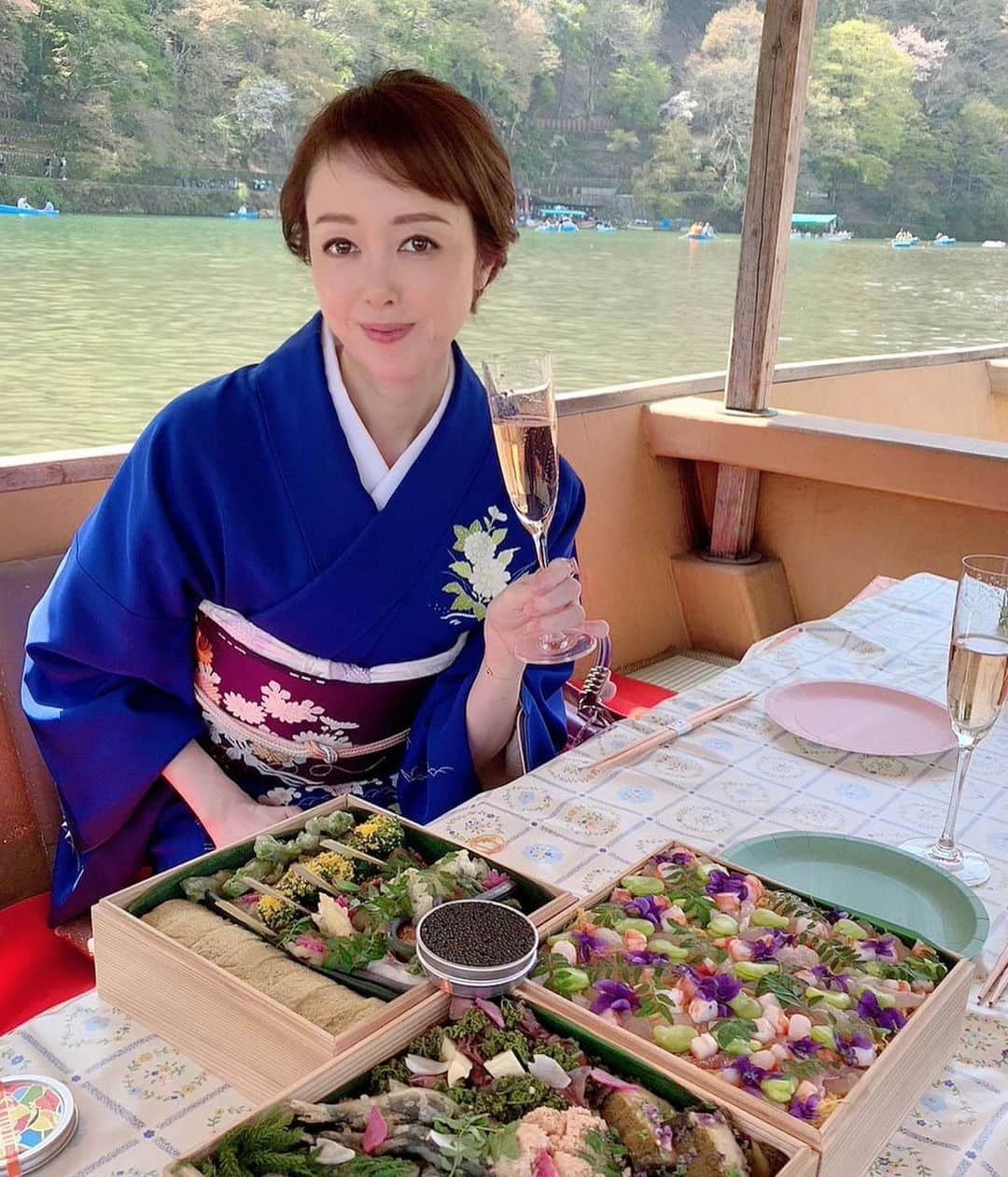 麻生あくらさんのインスタグラム写真 - (麻生あくらInstagram)「🌸🌸🌸🌸🌸🌸🌸🌸🌸🌸 たくさんのお誕生日のお祝いのメッセージ、本当にありがとうございます😊 またひとつ歳を重ねることが出来ました🎀👏  地に足つけて仕事も自分ももっともっと成長させる1年にしたい🎨🖋 大切にしてくれるみんなを幸せにしたいです🙋‍♀️👊  年齢はただの数字というけれど その数字らしい歳の重ね方をして シワも弛みも受け入れて笑顔輝く　1年にしたいです❣️ ビューティーしてるやん😆  健康第一🍾  私に、アクラローブに、 関わってくださってる全ての皆様、最高のサポーターである家族、本当にありがとうございます❗️  これからもよろしくお願い致します🎂love ♡  オークラのブティックもそろそろ2年目、みなさん会いにきてくださいね🌸  don’t let anybody tell you you are ever past your prime♡♡♡  #曽田あくら #お誕生日 #四月四日#4/4 #4 #ラッキーナンバー4 #感謝 #akuragroup  #akurarobe #アクラローブ #デザイナー #ドレスデザイン #allthatjazz♪  #いつも手には🍷🤭」4月5日 11時48分 - akura_akura