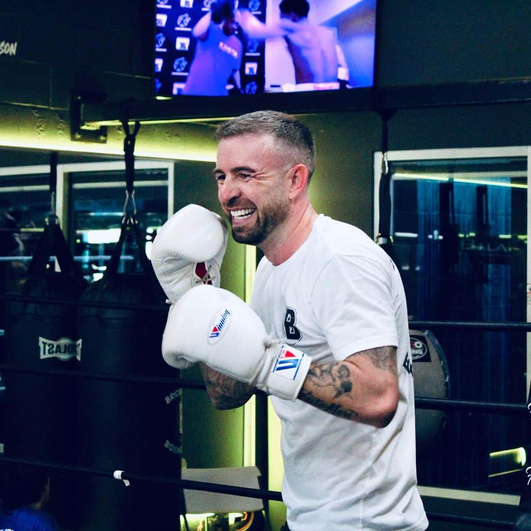 クリス・ファフのインスタグラム：「Getting some work in with @julian_chua 🥊😁 (📷: @metheothadustin)」