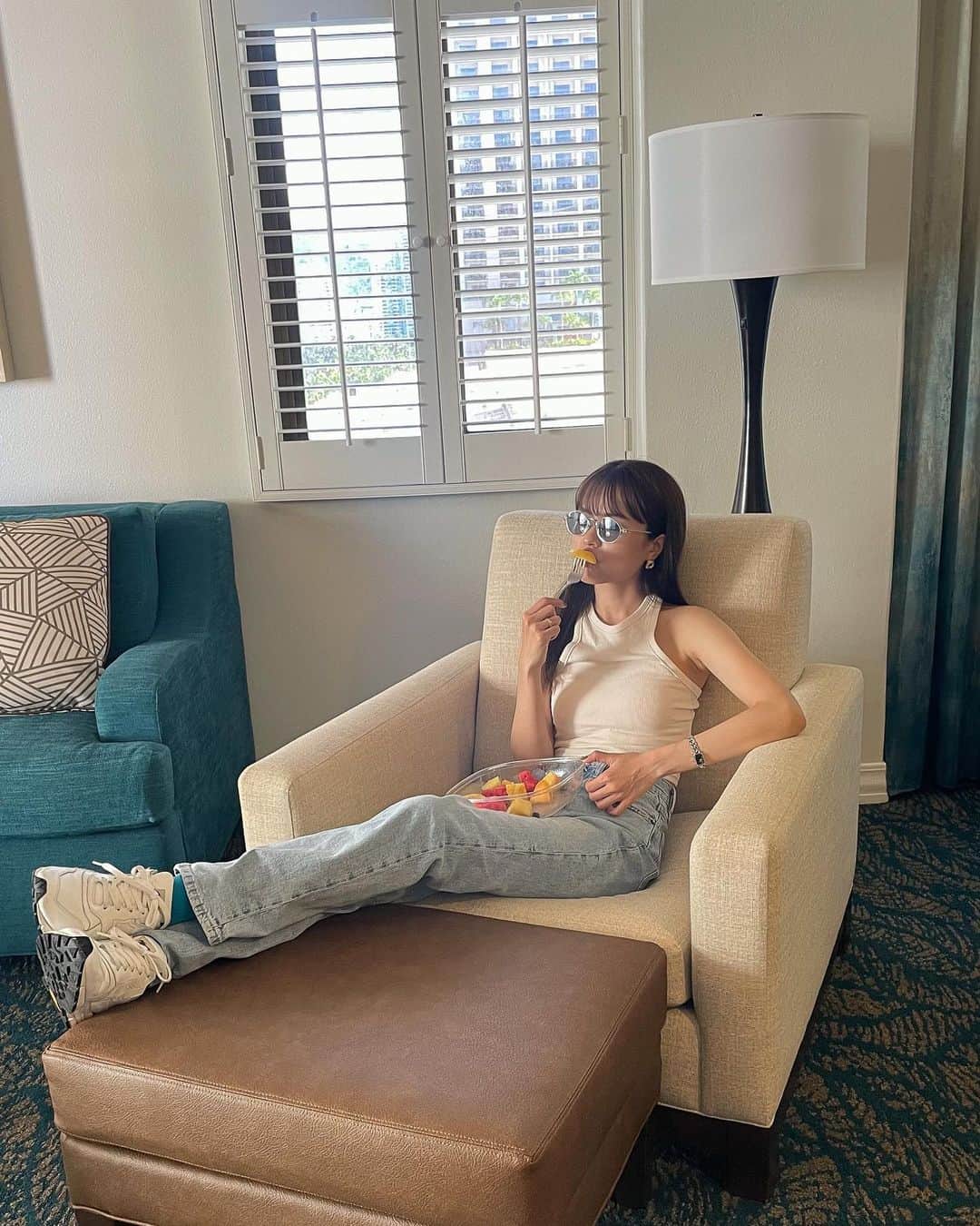 MiracleVellMagicのインスタグラム：「Need this right now🍓🥝🍇🍋🫐  日本ではなかなか見かけない、フルーツのでっかい盛り合わせ。自分で作ろうとしてもちょっとめんどくさいし高い😬だからアメリカに行くと必ず買っちゃうわよね〜🫶🏻  これは昨年のハワイ。 ああ早くまた行きたい！  #hawaii #honolulu #waikiki」
