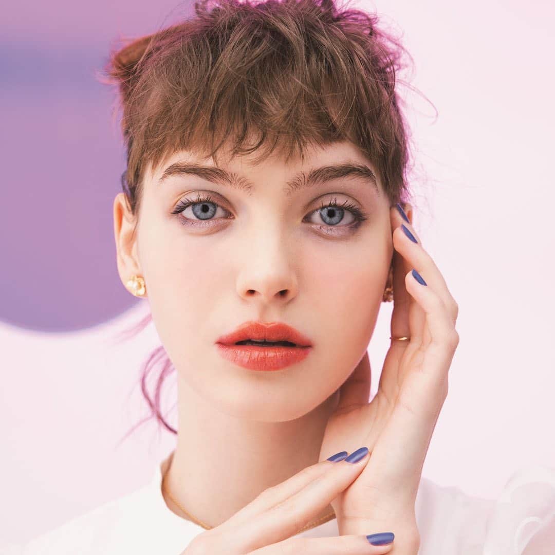 MARY QUANT officialのインスタグラム：「SUMMER MAKEUP 2023 - JUICY POP MAKEUP - アイ #アイオープナー 010をアイホールにのせ 066を上から重ねる 038を上まぶたキワと下まぶたの目尻に アイラインとして入れる 051を下まぶたの目尻から2/3まで だんだんと薄くなるように入れる #ビリオンラッシングス 02を上下まつ毛に たっぷりつける #チーキーベビー 02 を頬の高い位置に 丸く入れポップな印象に 06を鼻筋とCゾーン 三角ゾーンに入れ立体感を出す #リップチャット 14を唇の中央から外側に向かって 薄くなるように塗る - #ネイルポリッシュ 024を爪全体に塗る - オンラインショップにてバーチャルメイクを 体験できます！ - #MARYQUANT #2023SUMMER #COSMETICS  #BEAUTY  - #マリークヮント #アイシャドウ  #アイライナー #マスカラ #アイライン  #チーク #リップ  #ネイル #夏メイク」