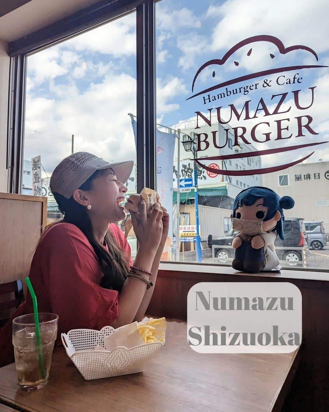 芳美リンさんのインスタグラム写真 - (芳美リンInstagram)「🗾沼津/静岡　Numazu/Shizuoka  サメバーガー🦈というインパクトに惹かれて入店。  NUMAZU BURGER🍔  サメバーガー🦈と新海外魚バーガー🐠 どっちが気になりますか？🍔  どちらも、美味しいフィッシュバーガーでした♡ 気持ち、深海魚の方が独特の風味があるかな。 サメはサッパリ。  他にも色々な種類ありましたよ！  旅コーデ↓  帽子を主役に。 夏らしい爽やかさでかなり気に入りました。 形も(・∀・)ｲｲ!!  @un_chapeau_net  私、帽子が大好きなんですが、一次期ラナちゃんが、私が帽子を被ると泣くようになってしまい困りました。  旅先でのママのシャンプーハット姿にびっくりしたせいかな。  一時的なことで、数日でなおって一安心。 帽子は、3つの観点から、私のコーデには欠かせません(^^)  ・ファッション ・紫外線対策 ・ヘアセット時短  PR @un_chapeau_net #jinnobeatshitecassie #サーモキャップ #ジンノビートシテカッシ #キャップ #アンシャポー #キャップコーデ #帽子コーデ #unchapeau #NUMAZUBURGER#沼津バーガー #鮫バーガー#深海魚バーガー #沼津グルメ#旅グルメ#静岡旅行#沼津港横丁」4月5日 12時04分 - lynn.lynn5