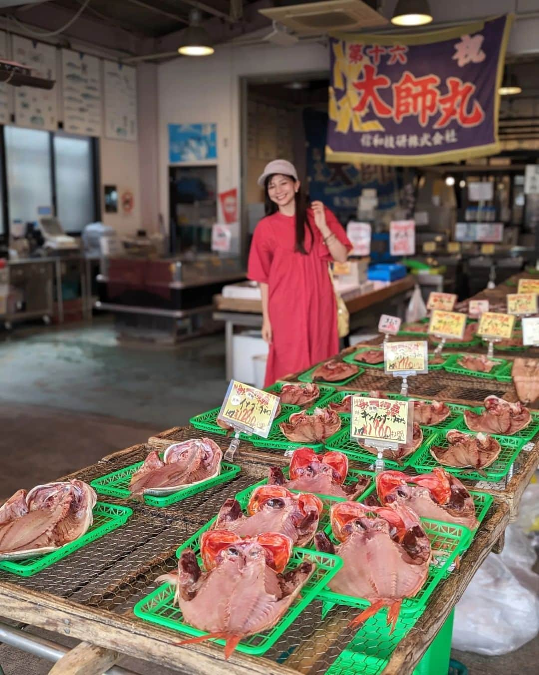 芳美リンさんのインスタグラム写真 - (芳美リンInstagram)「🗾沼津/静岡　Numazu/Shizuoka  サメバーガー🦈というインパクトに惹かれて入店。  NUMAZU BURGER🍔  サメバーガー🦈と新海外魚バーガー🐠 どっちが気になりますか？🍔  どちらも、美味しいフィッシュバーガーでした♡ 気持ち、深海魚の方が独特の風味があるかな。 サメはサッパリ。  他にも色々な種類ありましたよ！  旅コーデ↓  帽子を主役に。 夏らしい爽やかさでかなり気に入りました。 形も(・∀・)ｲｲ!!  @un_chapeau_net  私、帽子が大好きなんですが、一次期ラナちゃんが、私が帽子を被ると泣くようになってしまい困りました。  旅先でのママのシャンプーハット姿にびっくりしたせいかな。  一時的なことで、数日でなおって一安心。 帽子は、3つの観点から、私のコーデには欠かせません(^^)  ・ファッション ・紫外線対策 ・ヘアセット時短  PR @un_chapeau_net #jinnobeatshitecassie #サーモキャップ #ジンノビートシテカッシ #キャップ #アンシャポー #キャップコーデ #帽子コーデ #unchapeau #NUMAZUBURGER#沼津バーガー #鮫バーガー#深海魚バーガー #沼津グルメ#旅グルメ#静岡旅行#沼津港横丁」4月5日 12時04分 - lynn.lynn5