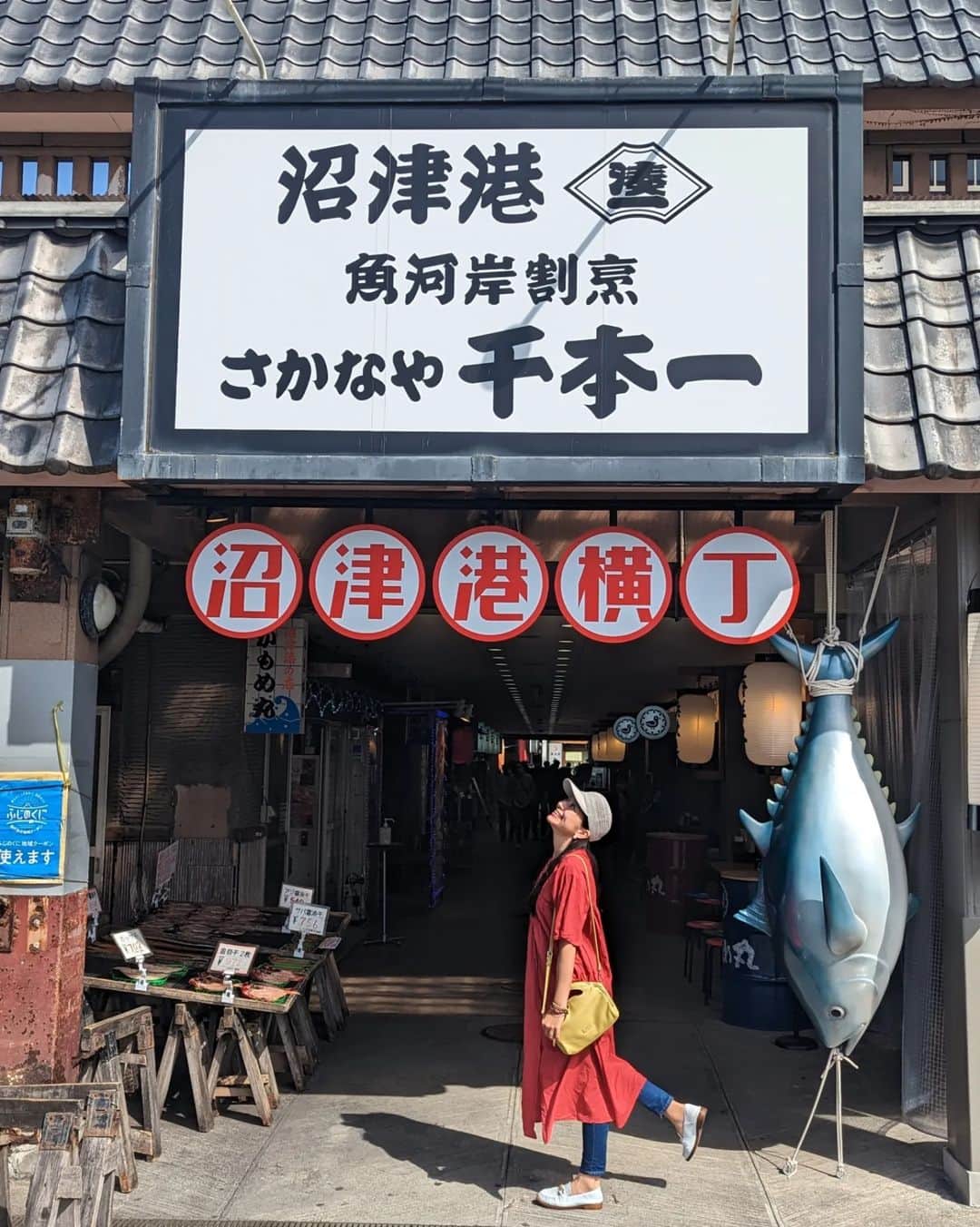 芳美リンさんのインスタグラム写真 - (芳美リンInstagram)「🗾沼津/静岡　Numazu/Shizuoka  サメバーガー🦈というインパクトに惹かれて入店。  NUMAZU BURGER🍔  サメバーガー🦈と新海外魚バーガー🐠 どっちが気になりますか？🍔  どちらも、美味しいフィッシュバーガーでした♡ 気持ち、深海魚の方が独特の風味があるかな。 サメはサッパリ。  他にも色々な種類ありましたよ！  旅コーデ↓  帽子を主役に。 夏らしい爽やかさでかなり気に入りました。 形も(・∀・)ｲｲ!!  @un_chapeau_net  私、帽子が大好きなんですが、一次期ラナちゃんが、私が帽子を被ると泣くようになってしまい困りました。  旅先でのママのシャンプーハット姿にびっくりしたせいかな。  一時的なことで、数日でなおって一安心。 帽子は、3つの観点から、私のコーデには欠かせません(^^)  ・ファッション ・紫外線対策 ・ヘアセット時短  PR @un_chapeau_net #jinnobeatshitecassie #サーモキャップ #ジンノビートシテカッシ #キャップ #アンシャポー #キャップコーデ #帽子コーデ #unchapeau #NUMAZUBURGER#沼津バーガー #鮫バーガー#深海魚バーガー #沼津グルメ#旅グルメ#静岡旅行#沼津港横丁」4月5日 12時04分 - lynn.lynn5