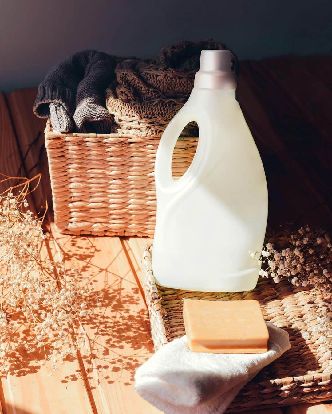The Woolmark Company Japanのインスタグラム：「ウール製品は、市販の中性洗剤を使って洗濯機OK！ （衣服の縫い付けラベルに洗濯OKの記載があるものに限る）  他の洗濯物とも一緒に洗うことが可能なので、意外と扱いやすい繊維なんです🐑  #woolmark #ウールマーク #wool #ウール #メリノウール -------------------------------------------- ザ・ウールマーク・カンパニーは環境と生命に配慮して作られた高品質なウールを認証するオーストラリアの非営利団体です🐏  私たちの活動についてもっと知りたい方はプロフィールのURLからご覧ください🧵 ▶︎ @thewoolmarkcompanyjp」