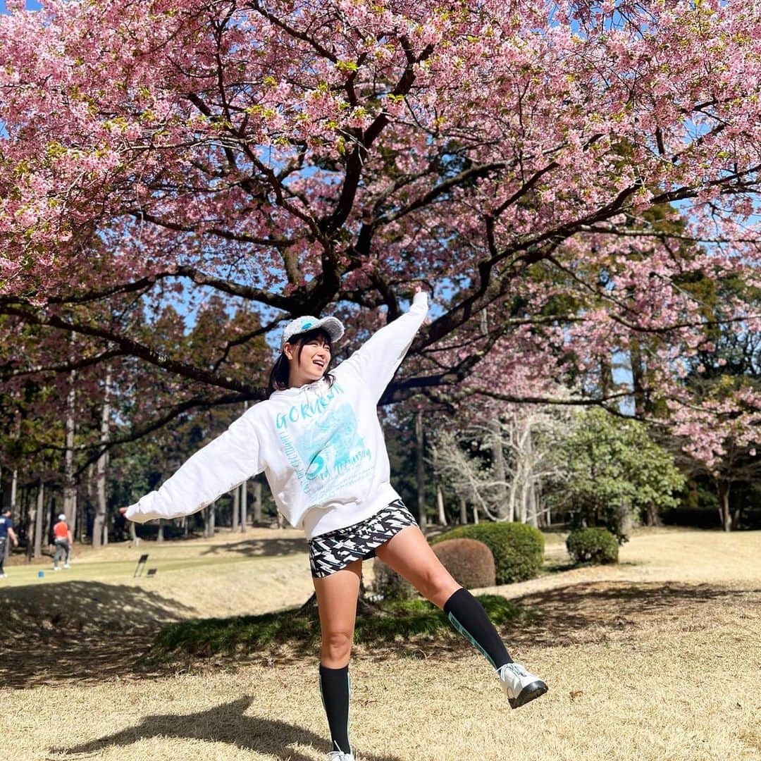 山内鈴蘭のインスタグラム：「今年いっぱい桜が見れて嬉しい🥺🌸 ゴルフの醍醐味は四季を楽しめる事！  去年の3周年の時に作った 鈴蘭プリントパーカー😳  山内鈴蘭ちゃんがプリントされているパーカーを喜んで鈴蘭ちゃんが着ている写真です🥺🥺🥺笑笑  今年の8月で4周年！！！  周年コンペも楽しみ💖 企画してるから待っててね😆😆  #ゴルフ #ゴルフ女子 #桜 #春 #ゴルフウェア #gorurun #ゴルラン #ゴルフコーデ #パーカー #桜スポット #桜並木 #ゴルフ場の景色 #ゴルフ場 #山田ゴルフ倶楽部 #千葉県 #千葉県ゴルフ場 #ゴルフ好きな人と繋がりたい」