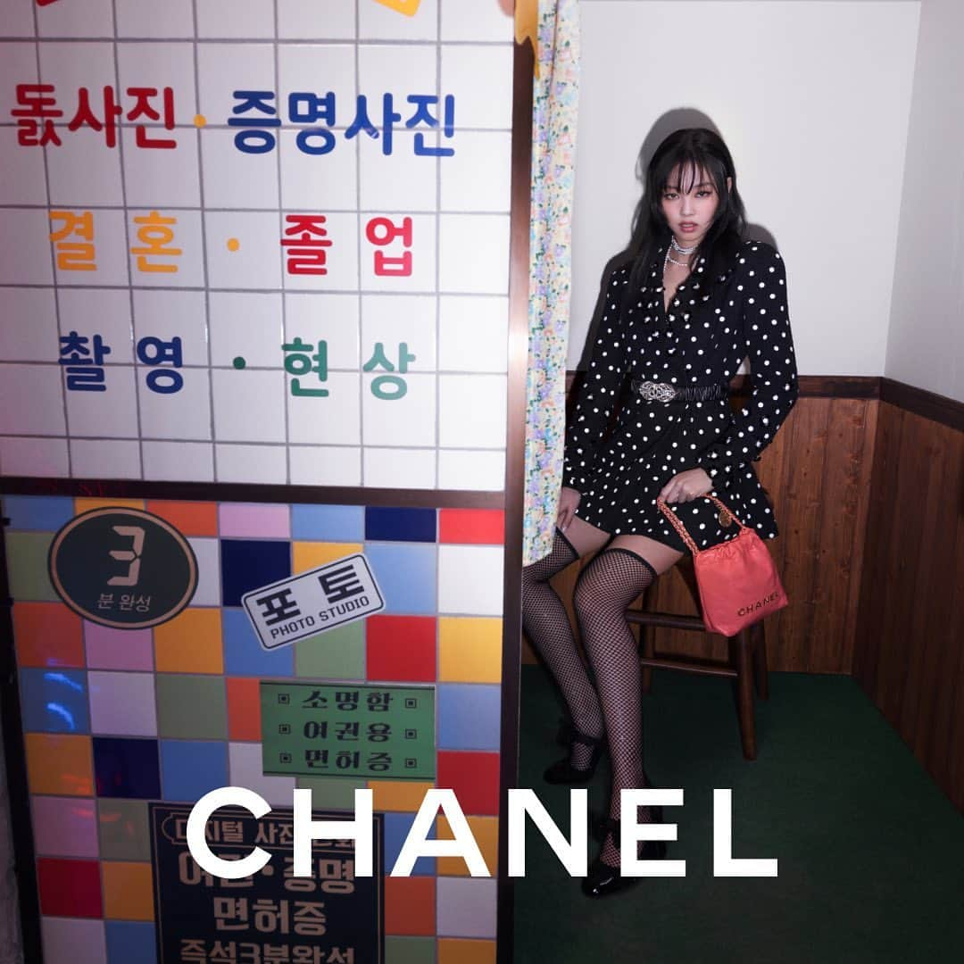 ジェニーさんのインスタグラム写真 - (ジェニーInstagram)「#CHANEL22 #CHANELHandbags @chanelofficial」4月5日 12時10分 - jennierubyjane