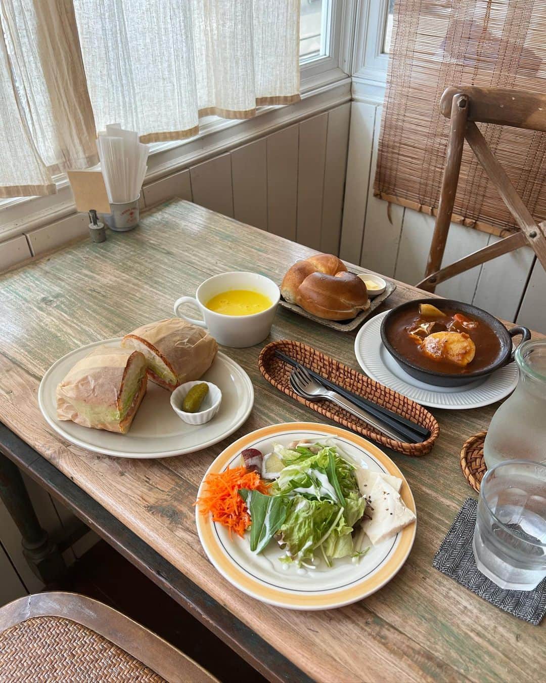 のインスタグラム：「もう数えきれないくらい通ってるけど 初めて載せる〜🥯♡  お決まりの天然酵母のパンlunch😍！ ほんと美味しくて大好き🤤 むしろこれしか頼んだことない😂  でも１番のオススメは イングリッシュチョコマフィン🍫 チョコチップごろごろ パンもっちもち🤤🤤 チョコ好きにはたまらんやつ😳🫶 いつも争奪戦⚡️笑  —————————————————————————  📍 コチノヤ 　　@bagelcafe_kotinoya   　知多郡武豊町道崎4-17  —————————————————————————  #愛知カフェ#知多カフェ#知多ランチ#武豊ランチ#名古屋カフェ巡り#カフェ好き#カフェ巡り#カフェ好きな人と繋がりたい#shibuyanagoya#annaのカフェ巡り」