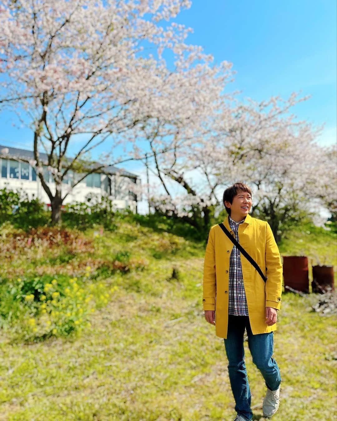金子貴俊のインスタグラム：「今日は朝から地方ロケ！ まだ桜が綺麗でポカポカ陽気で癒される〜♪春を存分に感じて満たされるなぁ〜🌸」