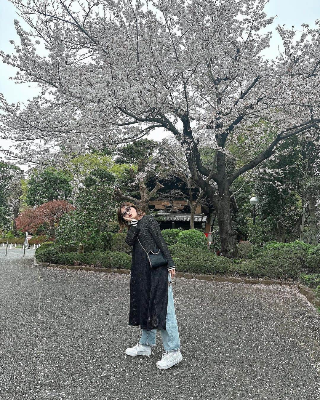 水野まいのインスタグラム：「あっという間に桜が散ってしまいましたね🥳. . 今年は桜たくさん見れた気がする〜🥰🌸. . 最近はジム行ったり、お外出たりしたり、してるからなのか身体が疲れてます😂. 減量したいのに、おかしいですね？増えてます😇✌️✨. 体重変わらないけど、頑張って体質改善に努めます🥹😭  そして最近は体力の低下を感じて眠り人になってます🥹. 寝ても寝ても寝足りない🥹 この前は十四時間寝てた🥹ひぇえ. . 最近おしゃれしてないからオシャレしてお出かけしたいなぁ😌. (そうしないと写真が更新されない). . #桜 #花見」