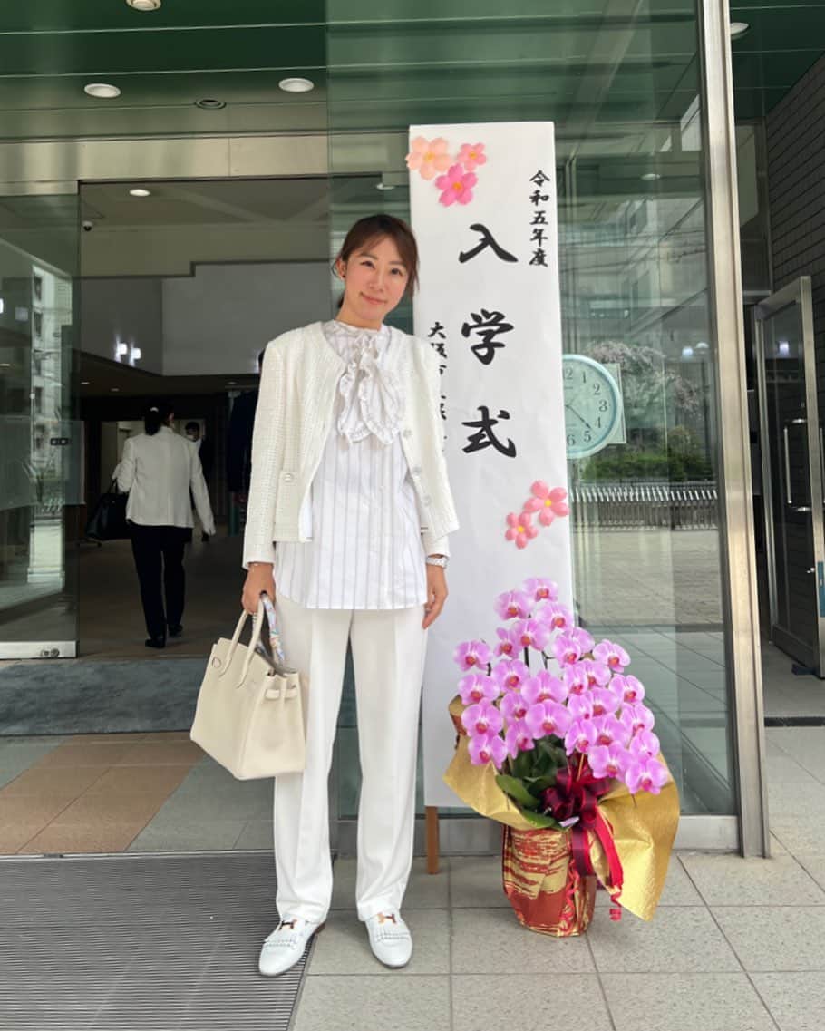 CHIAKIのインスタグラム：「. . .  入学式は真っ白な気持ちで🌸  フリルボウタイブラウスは cen.summerの新作を着てます♡  あとは 本当に使える！ 神パンツの白で♡  #cen_jp #chanel #hermes #入学式コーデ  #ママコーデ #中学校入学式」