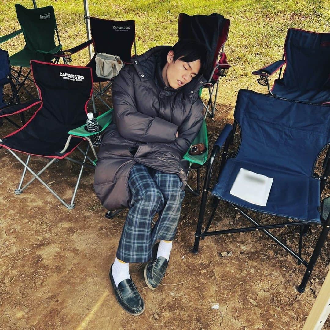 山田裕貴さんのインスタグラム写真 - (山田裕貴Instagram)「寝てる。気持ちよさそう。 和真役の日向亘くん 「いつか共演したかったんです」と 嬉しいお言葉を貰いました #ペンディングトレイン  略して #ペントレ」4月5日 12時29分 - 00_yuki_y