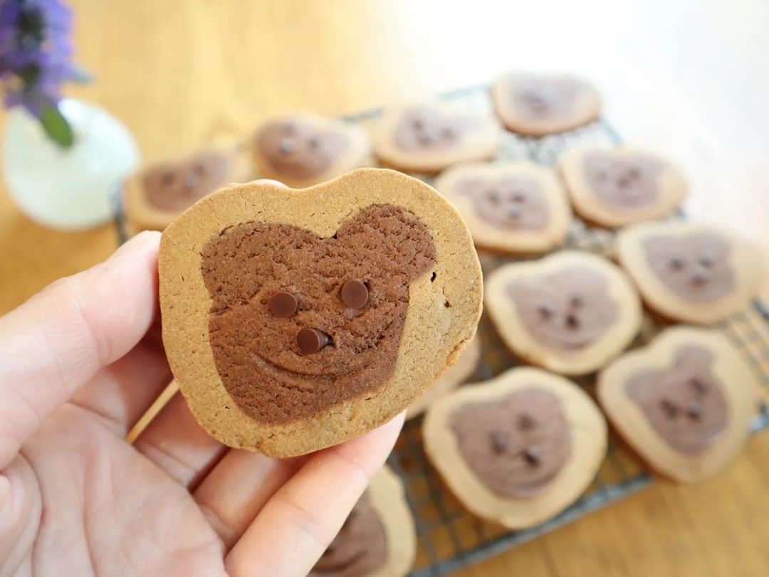 本仮屋リイナのインスタグラム：「旅行中に「好きなお菓子を買っていいよ✨」というわが子たちにとっては、とても珍しいラッキータイムがあったのですが、長男は「そろそろリイナのクッキーが食べたいよ」と言って、お菓子を選びませんでした。⁡ ⁡そんな長男のうれしいリクエストにお応えして今日のおやつはクマクッキーです🐻⁡💞⁡ ⁡⁡ ⁡#娘は迷わず大きなマシュマロを購入⁡ ⁡#三時のおやつ待ち」