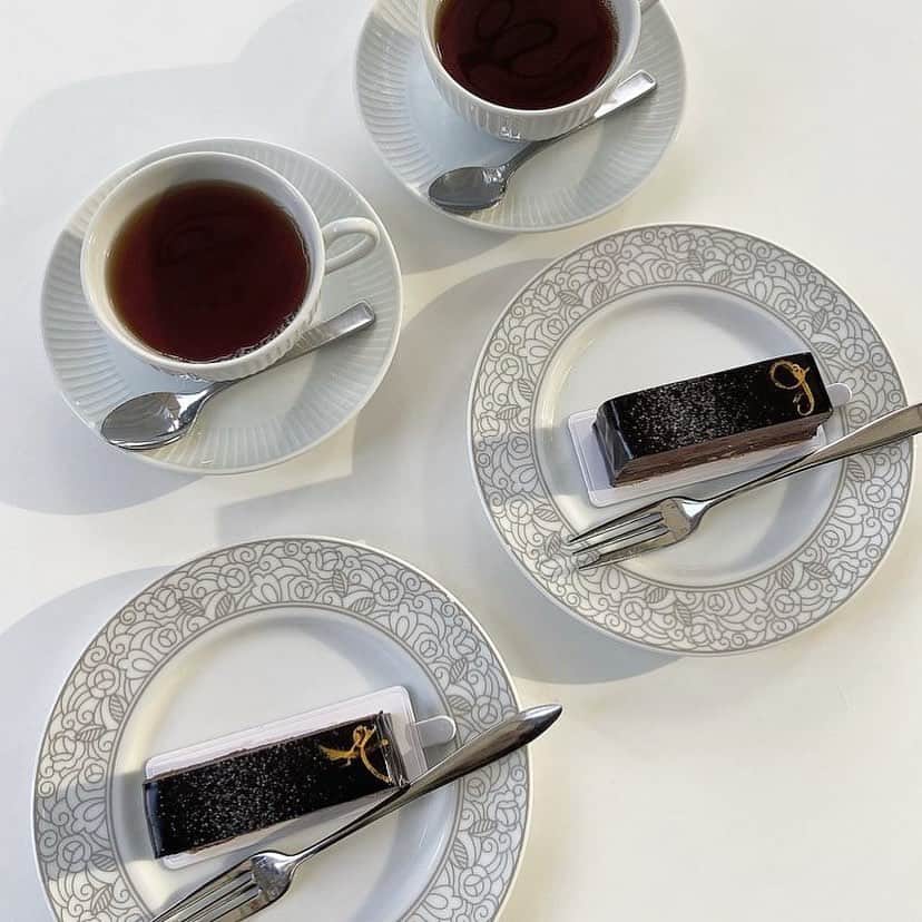 紗彩さんのインスタグラム写真 - (紗彩Instagram)「My recommendation☕️🤍  #東京カフェ  過去に行ったお気に入りのモノトーンガーリー雰囲気なカフェ紹介です🫖♡  大理石やコンクリ調のカフェが多めです🤍❕🎧✉️  1 J-cook 2 bvlgari il ristorante luca fantin 3 Auxbacchanales harajuku 4 rui jewelry 5 東京都庭園美術館 6 銀座スカイラインジ 7 buvettetokyo  8 HARBS 六本木 9 Moska by Ginger Garden 10 rio cafe  .  #東京ランチ #カフェ巡り#カフェ#関東カフェ#渋谷カフェ #東京グルメ #東京観光 #フレンチガーリー#ガーリーカフェ#喫茶店 #喫茶店巡り #夜カフェ#ランチ巡り」4月5日 12時30分 - _saya_523