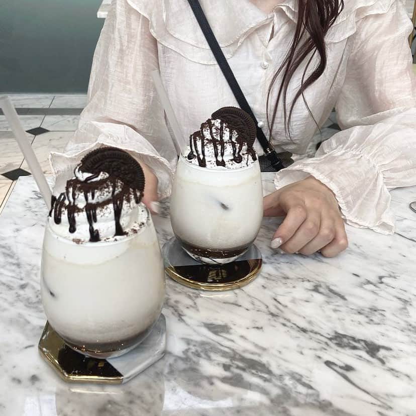 紗彩さんのインスタグラム写真 - (紗彩Instagram)「My recommendation☕️🤍  #東京カフェ  過去に行ったお気に入りのモノトーンガーリー雰囲気なカフェ紹介です🫖♡  大理石やコンクリ調のカフェが多めです🤍❕🎧✉️  1 J-cook 2 bvlgari il ristorante luca fantin 3 Auxbacchanales harajuku 4 rui jewelry 5 東京都庭園美術館 6 銀座スカイラインジ 7 buvettetokyo  8 HARBS 六本木 9 Moska by Ginger Garden 10 rio cafe  .  #東京ランチ #カフェ巡り#カフェ#関東カフェ#渋谷カフェ #東京グルメ #東京観光 #フレンチガーリー#ガーリーカフェ#喫茶店 #喫茶店巡り #夜カフェ#ランチ巡り」4月5日 12時30分 - _saya_523