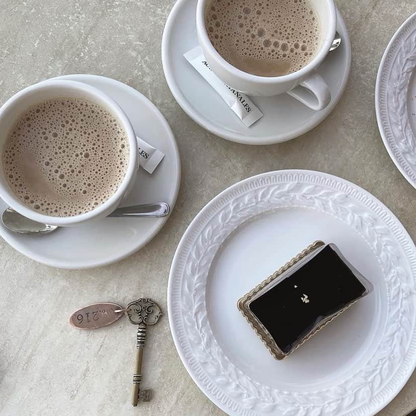 紗彩さんのインスタグラム写真 - (紗彩Instagram)「My recommendation☕️🤍  #東京カフェ  過去に行ったお気に入りのモノトーンガーリー雰囲気なカフェ紹介です🫖♡  大理石やコンクリ調のカフェが多めです🤍❕🎧✉️  1 J-cook 2 bvlgari il ristorante luca fantin 3 Auxbacchanales harajuku 4 rui jewelry 5 東京都庭園美術館 6 銀座スカイラインジ 7 buvettetokyo  8 HARBS 六本木 9 Moska by Ginger Garden 10 rio cafe  .  #東京ランチ #カフェ巡り#カフェ#関東カフェ#渋谷カフェ #東京グルメ #東京観光 #フレンチガーリー#ガーリーカフェ#喫茶店 #喫茶店巡り #夜カフェ#ランチ巡り」4月5日 12時30分 - _saya_523