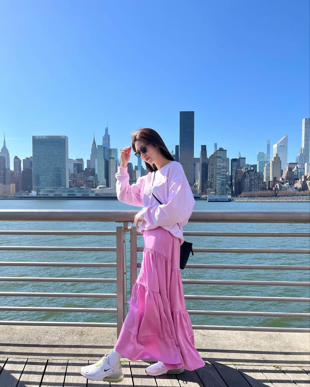 谷内咲季さんのインスタグラム写真 - (谷内咲季Instagram)「. . . 事務所の先輩の前田ゆかさん（ @maeyuka ）と @cbp.tokyo のコラボ商品 サテンティアードスカート💗  この日はすごい強風だったもんで スカートなびいちゃってるけど ほんとに綺麗なシルエットなの🥹♡ 春らしい気分の上がる コーディネートにしてみたよ🌸  そしてやっぱりアメリカの日差しはきつい☀️ 太陽が眩しくて目が痛くなるから サングラスが欠かせない😎 . . . #cbp_tokyo #ニューヨーク #ny #ファッション #コーデ#シンプルコーデ #カジュアルコーデ #dailylook . . .」4月5日 12時34分 - saki.tnuc
