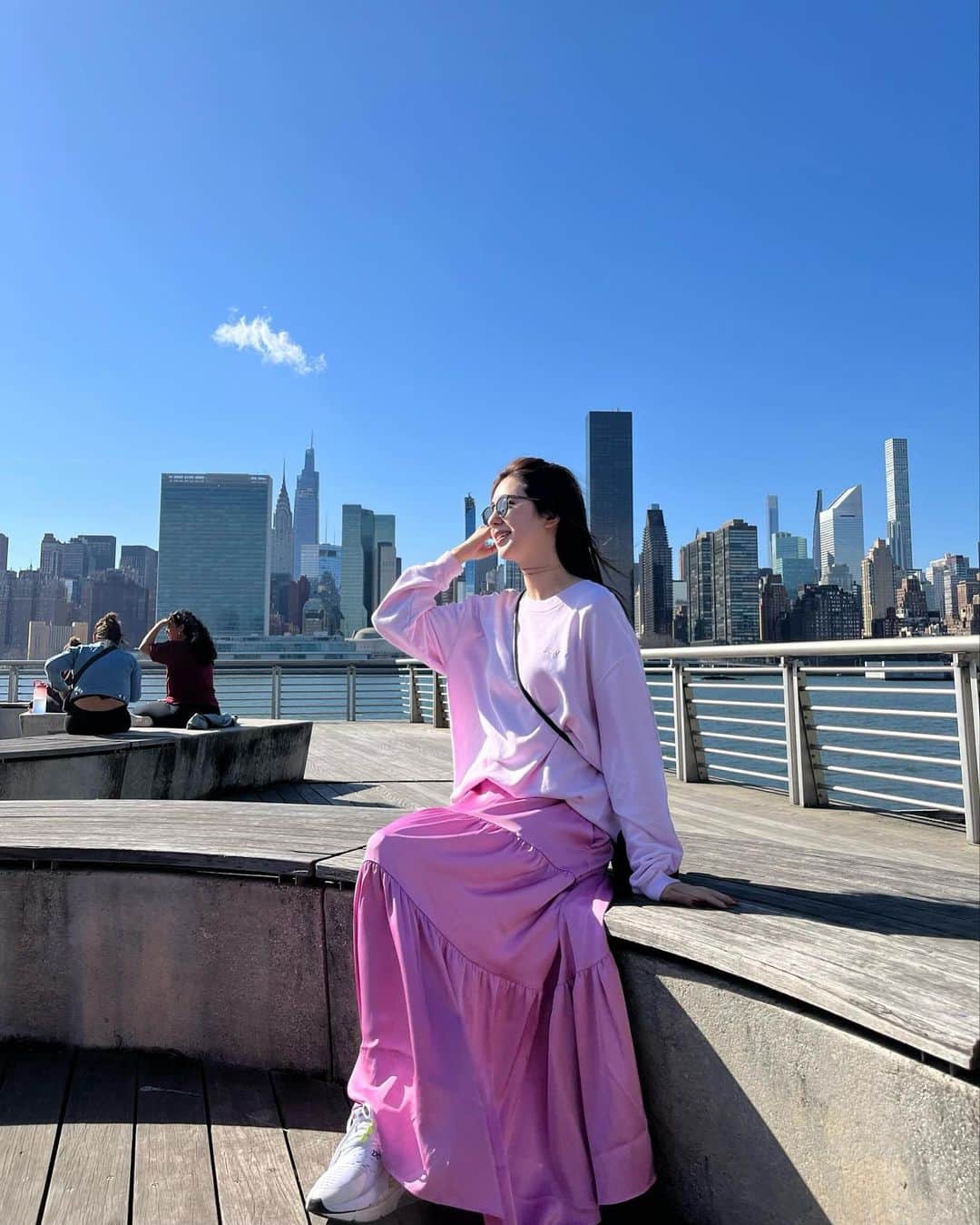 谷内咲季さんのインスタグラム写真 - (谷内咲季Instagram)「. . . 事務所の先輩の前田ゆかさん（ @maeyuka ）と @cbp.tokyo のコラボ商品 サテンティアードスカート💗  この日はすごい強風だったもんで スカートなびいちゃってるけど ほんとに綺麗なシルエットなの🥹♡ 春らしい気分の上がる コーディネートにしてみたよ🌸  そしてやっぱりアメリカの日差しはきつい☀️ 太陽が眩しくて目が痛くなるから サングラスが欠かせない😎 . . . #cbp_tokyo #ニューヨーク #ny #ファッション #コーデ#シンプルコーデ #カジュアルコーデ #dailylook . . .」4月5日 12時34分 - saki.tnuc