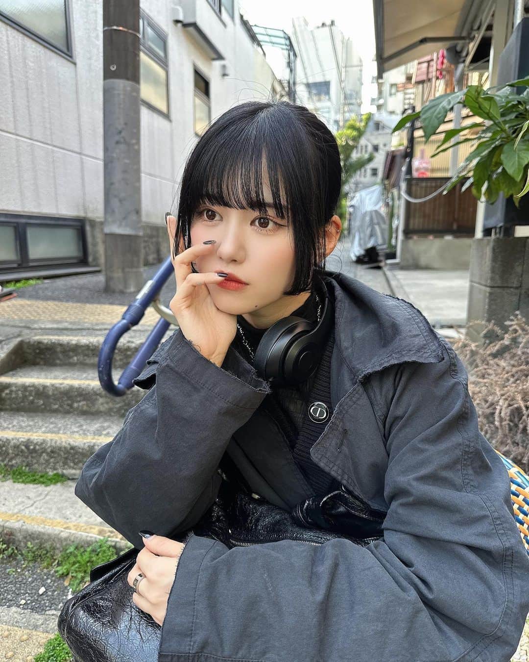 土光瑠里子のインスタグラム：「黒ばっか着てるう  青も着よう〜かな〜  #黒髪#暗髪#instagood」