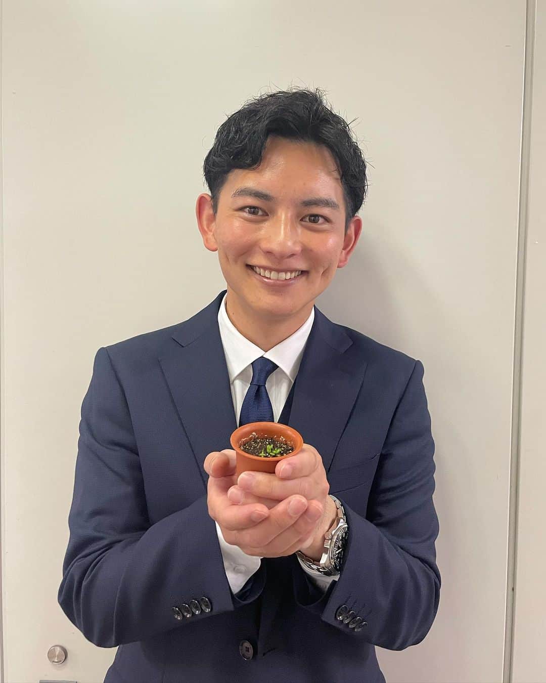 フジテレビアナウンサーのインスタグラム：「* 大川アナウンサーからこんなコメントが💬  「みんな仲良くすくすく育ってね🌱  うさ耳もぐんぐん成長中🐰」  少しずつ大きくなってきました😊 早く全部の芽から耳が出てきてほしいな〜🐇  #モニラリア成長日記」