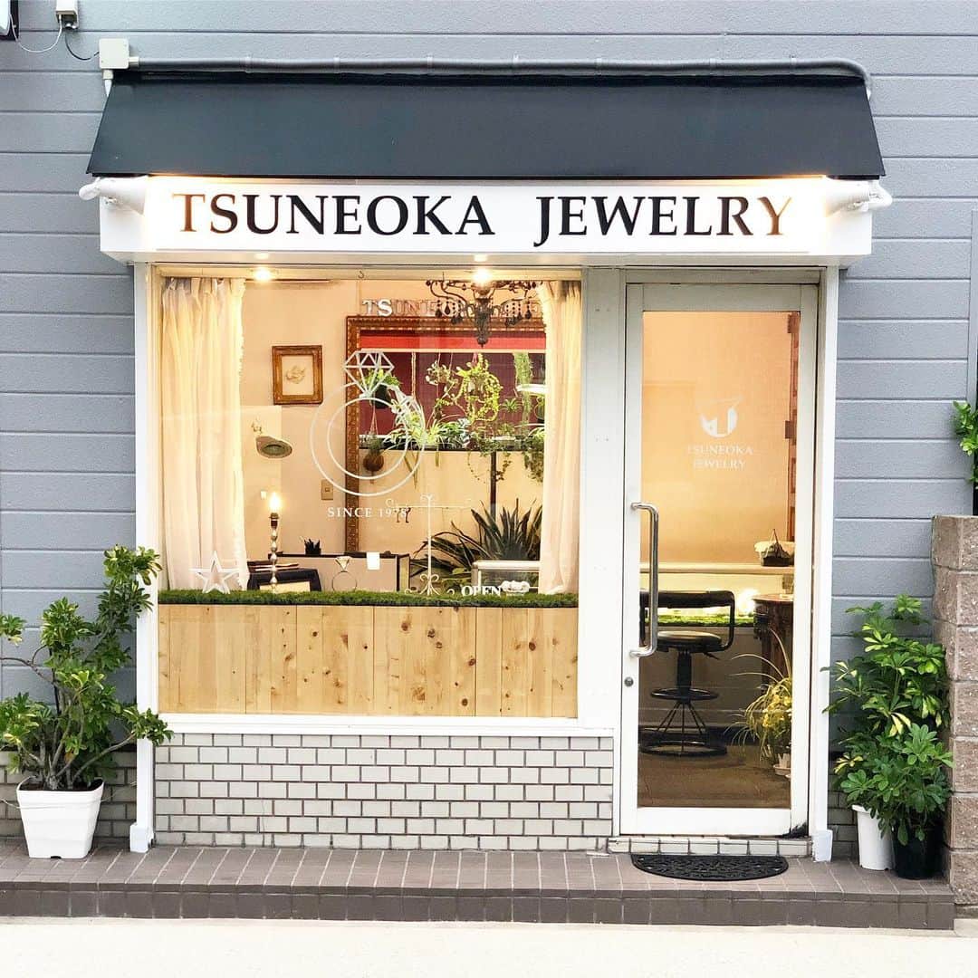 のインスタグラム：「大丸神戸店でのPOP-UPイベントを終えて、本日より福岡にあるアトリエ兼ショップにて以前からオーダーを頂いているジュエリーの製作に順次取り掛かっております！  次回は5月23日〜5月29日 そごう横浜店でのPOP-UP STOREを予定しています💍  #tsuneokajewelry」