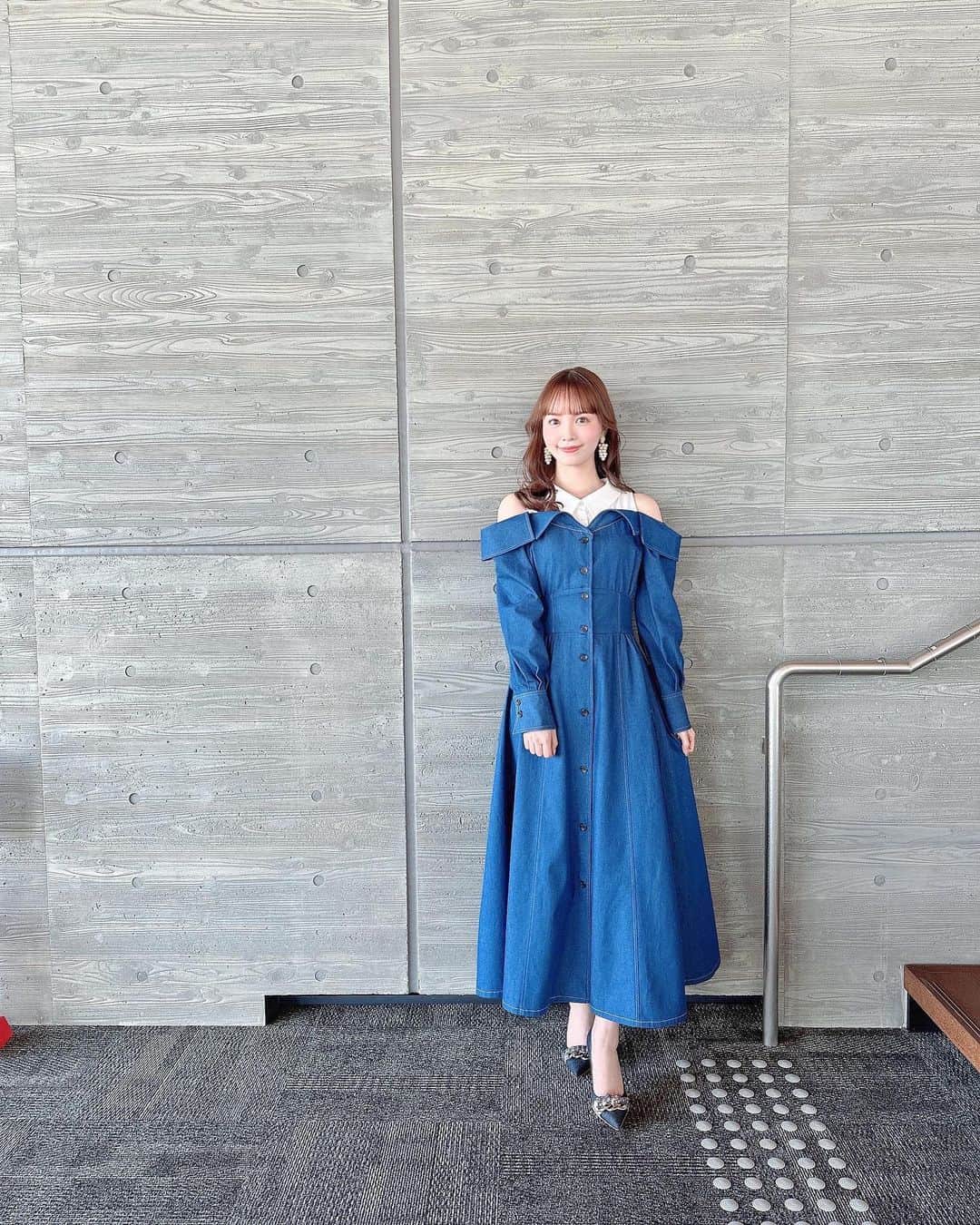 山根千佳のインスタグラム：「. . 衣装の詳細です🌷🌷 ウエストがきゅっと見える dazzlinさんのワンピ可愛すぎた…🧸  そして昨日は早速ラジオ配信 聞いて下さった皆さんありがとうございます🥲 沢山のおめでとうも嬉しかったです！！ 引き続き頑張りますのでよろしくお願いします♡  そして本日4/5(水) 「好角家たちの夜」が開催されます！！！  当日券もあるようなので 19時から渋谷に集合です🏃‍♂️ 配信チケットもあります🏃‍♂️  詳しくはストーリーをご覧下さい🫠 来て下さる皆さんよろしくお願いします♡ 気を付けてお越しくださいね〜🌿  . #dazzlin #ワンピース #ワンピースコーデ  #デニムコーデ #デニムスカート #デニムワンピース #オフショル #オフショルダードレス #パール #パールピアス #ゴールドアクセサリー  #ゴールドピアス #ゴールドリング  #diana #ダイアナ #パンプス #山根千佳  #ootd #outfit #fashion #dress」