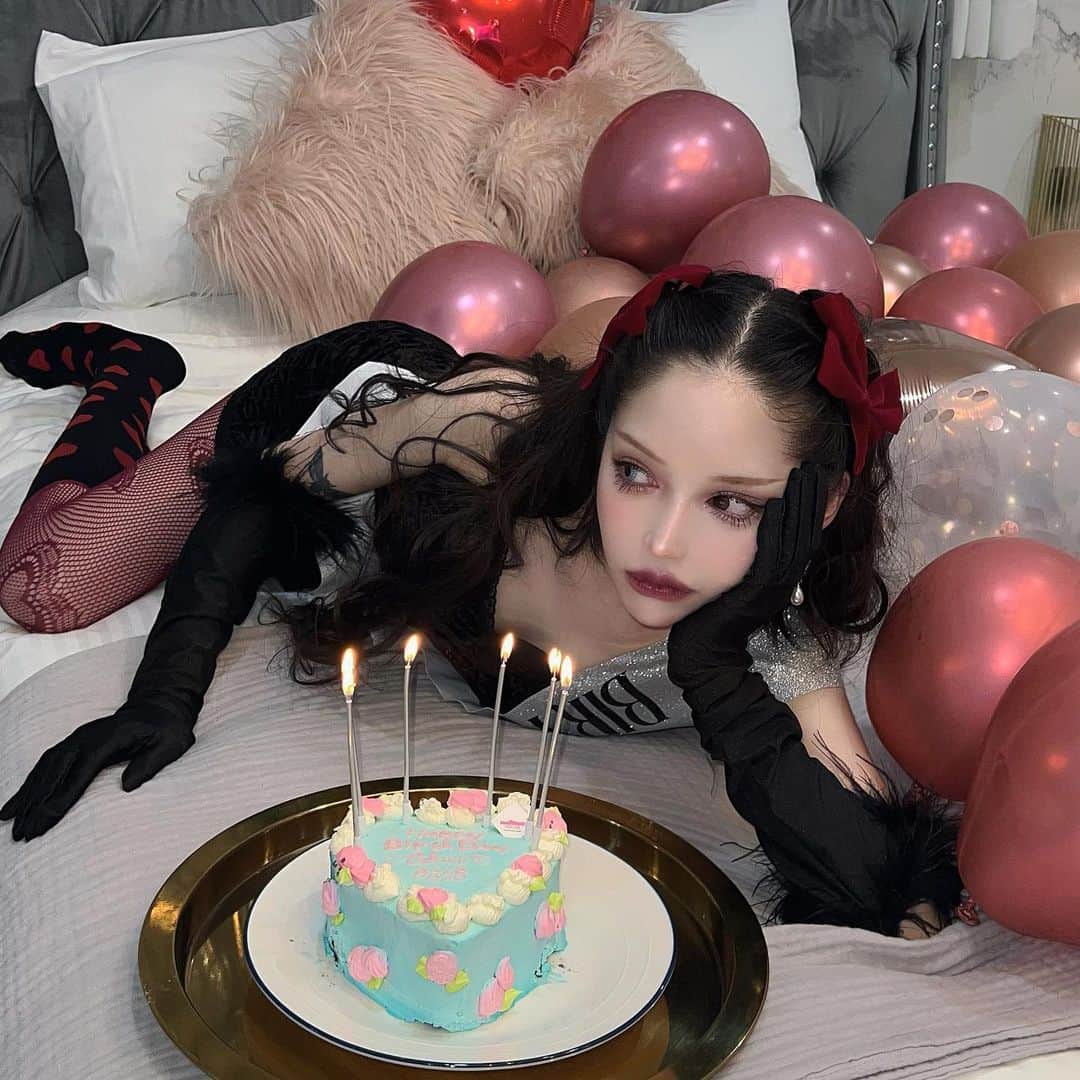 のインスタグラム：「ケーキも部屋も とっても可愛いくて嬉しくて めっちゃ撮ってもらった🎂💙 美味しくて完食したし🍴  お祝いの言葉、 沢山ありがとうございました🤍 写真分けますね」