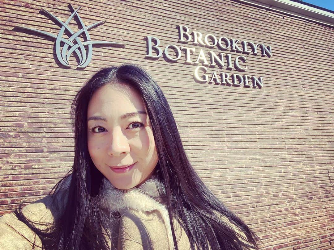 Ka-Naのインスタグラム：「Hi guys! I’m going to perform at Brooklyn Botanic Garden this month!!! It’s been over 3 years since I performed in NY last time. I hope you guys can come to my show, and I can see you all there :) Here is the detail.  Date: April 25. Tue Time: 5:45-7pm Location: Brooklyn Botanic Garden Ticket: Adult $25 Child $15 Detail: https://www.bbg.org/visit/event/hanami_nights_2023  とーっても久しぶりにNYでのライブが決まりました！ しかも、私の大好きなBrooklyn Botanic Gardenです♪ 今年は初の試み、花見ナイトとなっています。 私の出番は夕方17:45-19:00になります。 お時間のある方はぜひ遊びに来てくださーい( ´ ▽ ` )ﾉ  #植村花菜#kanauemura#ka-na ny#newyork#ニューヨーク#brooklynbotanicgarden#brooklyn#hanaminight#singersongwriter#シンガーソングライター#guitar#ギター#acousticguitar#アコースティックギター#japanese#japanesepops#jpop#」