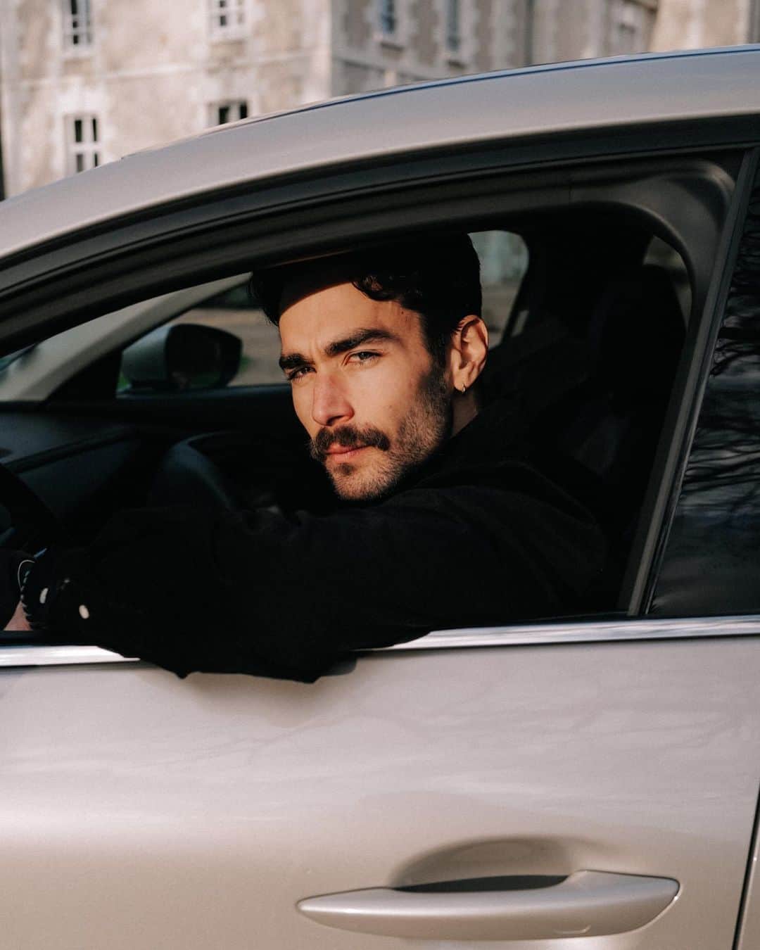 NICOLAS SIMOESのインスタグラム：「Sweet little escape with @mazdafrance 🤍🌙  * Pensez à covoiturer. #SeDéplacerMoinsPolluer #Collaboration」
