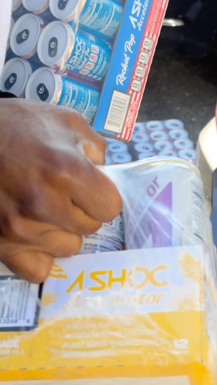 ダショーン・ジョーダンのインスタグラム：「@ashocenergy keeping me fueled up🔋」