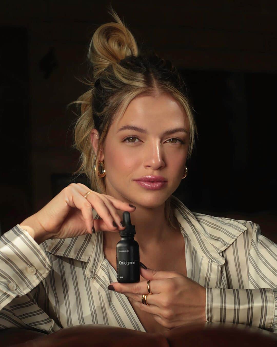 アガサ・モレイラのインスタグラム：「Um desejo? Não perder colágeno! Obrigada The Chemist Look. Corre no site www.thechemistlook.com.br que é edição limitada de pré-venda no Brasil.  Garanta o booster que é a maior inovação de skincare do mercado. Saiba tudo que está rolando desse lançamento bombástico hoje em @thechemistlook_br E com o meu cupom AGATHA vocês ganham 20% off, obaaa! #publi」