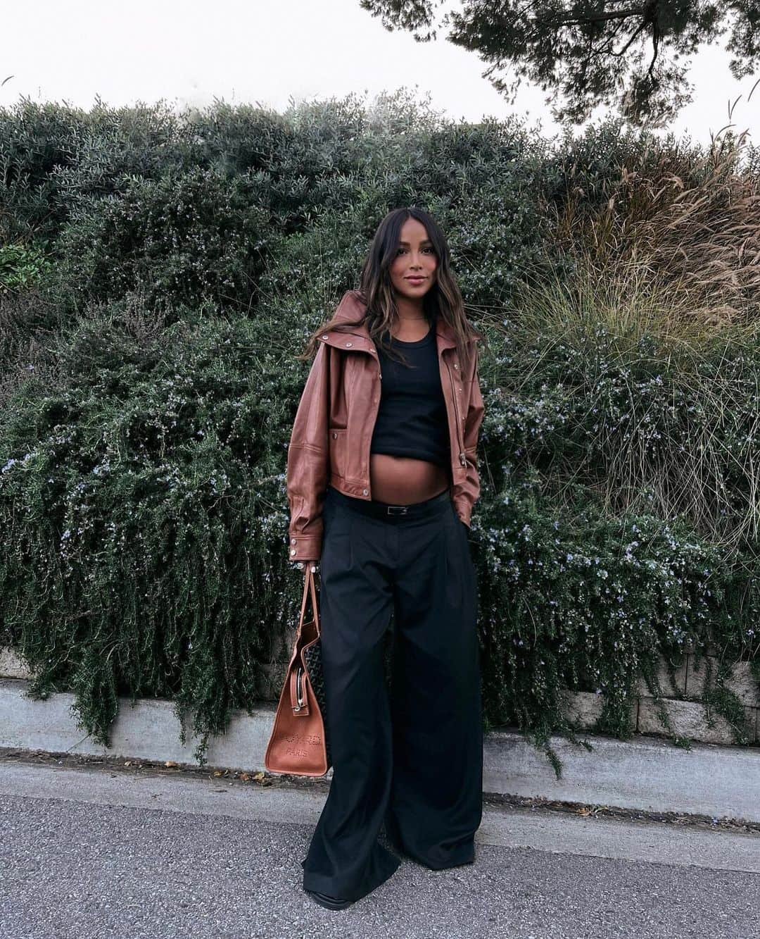 ジュリー・サリニャーナのインスタグラム：「slouchy & comfy. ✔️✔️  #maternitystyle」