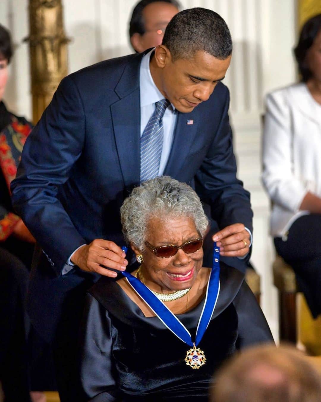 Barack Obamaさんのインスタグラム写真 - (Barack ObamaInstagram)「Today would have been Dr. Maya Angelou’s 95th birthday. When I awarded her the Presidential Medal of Freedom in 2011, I talked about how this phenomenal woman changed the world with her words. Today is a good day to re-share it:   As a girl, Marguerite Ann Johnson endured trauma and abuse that actually led her to stop speaking. But as a performer, and ultimately a writer, a poet, Maya Angelou found her voice. It’s a voice that’s spoken to millions, including my mother, which is why my sister is named Maya.   By holding on, even amid cruelty and loss, and then expanding to a sense of compassion, an ability to love—by holding on to her humanity—she has inspired countless others who have known injustice and misfortune in their own lives. I won’t try to say it better than Maya Angelou herself, who wrote that:   History, despite its wrenching pain, Cannot be unlived, and if faced with courage, Need not be lived again. Lift up your eyes upon The day breaking for you. Give birth again To the dream . . .」4月5日 4時19分 - barackobama