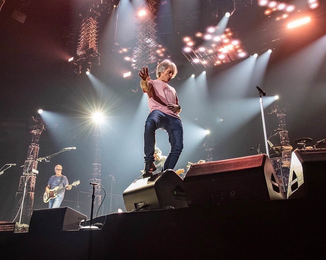 Bon Joviさんのインスタグラム写真 - (Bon JoviInstagram)「Standing on the ledge, I show the wind how to fly 🎶 Can you guess the song?」4月5日 4時15分 - bonjovi
