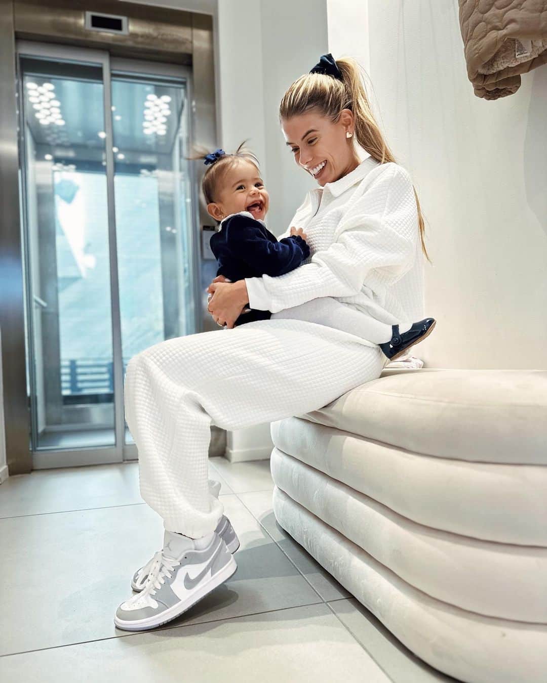 キャロル・カブリーノのインスタグラム：「Filha! 1 aninho de você! 1 aninho que você veio pra completar nossa família 🥹🫶🏼 tão serena, sorridente, independente.. Veio pra me ensinar ainda mais coisa nesse universo de mãe que me descobri. Que você seja sempre essa neném tão feliz e esperta. Que essa sua calmaria e sorriso cure qualquer espaço. Eu te amo além dessa vida! Obrigada por nos escolher. Feliz aniversário, Tina 🤍🌷」