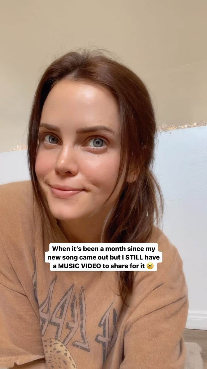 ティファニー・アルボードのインスタグラム：「What do you say!? New music video this Saturday 2 pm PST. ☺️ #QOTD: Do you guys still watch music videos? 🙈」