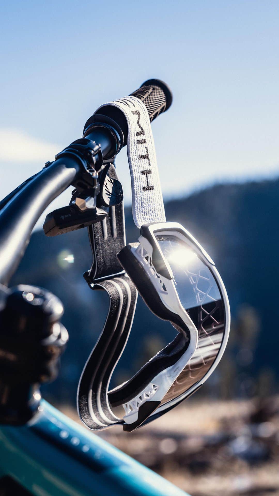 Smithのインスタグラム：「Introducing: Rhythm MTB. Mountain biking isn’t a sport; it’s an art. One that requires quick reactions and constant improvisation. The Rhythm is purpose built so that you can focus on the artistry at hand. Rip over to the link in our bio to learn more.」
