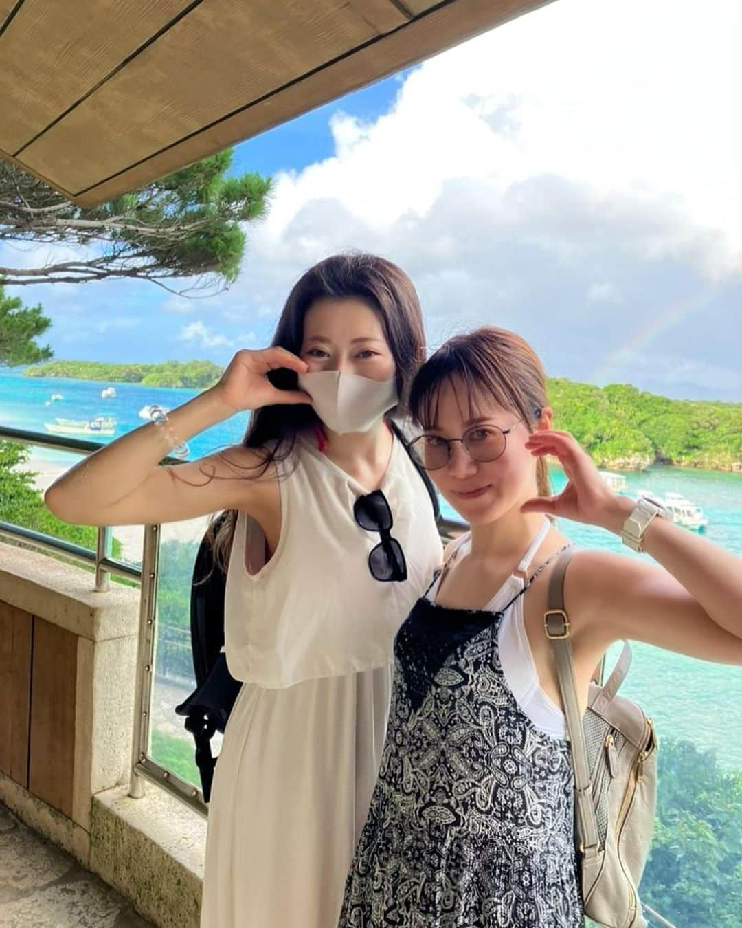 あやかたこやきのインスタグラム：「#石垣島  #川平湾  #虹  #虹の始まりと終わり  カメラに収まらなかった 薄ら二重  観光中のおじさんが上手に 撮ってくれた、ありがたい🥹  #ted 🧸嬉しそう  珍しくネイル #フットネイル  #夏仕様  可愛い♡いつも足だけ  最後の写真は 1日目のホテルの海と #サンセットビーチ   #絶景 #沖縄 #旅行 #海 大好き  #ススキノ #北新地 #ミナミ #中洲 #国分町  #錦 #新宿 #歌舞伎町 #銀座  #ホステス #ニュークラブ #キャバ嬢   #instagood #instagram #l4l」