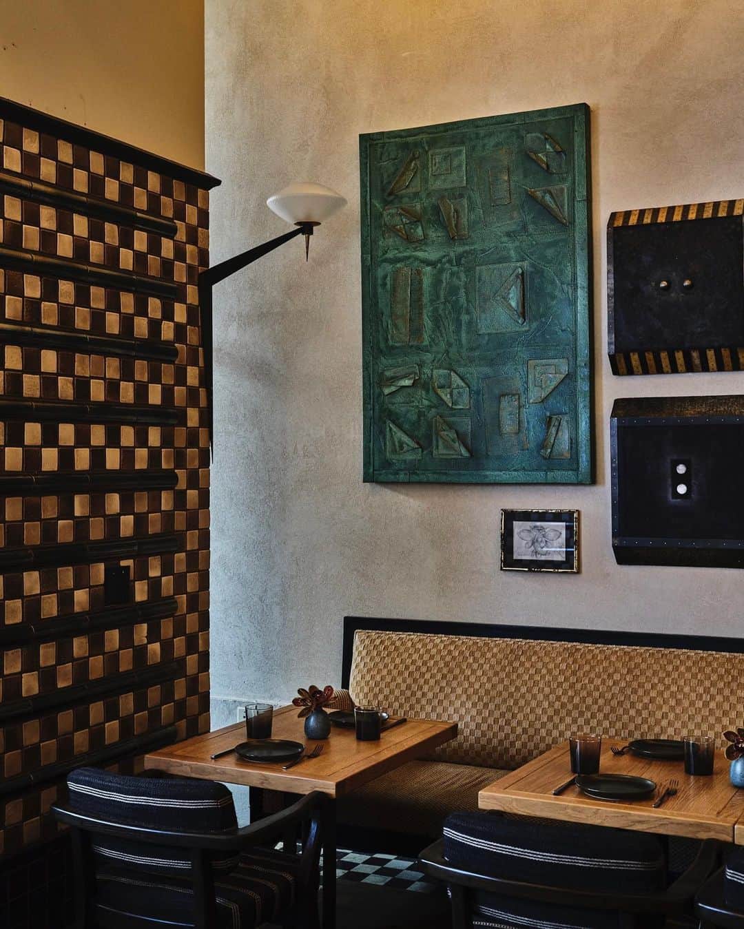 のインスタグラム：「AMALGAMATION. Different elements from various styles, periods, materials, shapes, and scales have been thoughtfully combined to create a harmonious and unique whole at the @downtownlaproper restaurant, @caldoverde_dtlap . Drawing inspiration from global influences ranging from Mexican modernism to French, Portuguese, Spanish, and Moroccan design elements, the space is a perfect example of how diverse elements can work together to create something truly special. Checkerboard cocoa and sandstone hand-painted ceramic tiles and ornamental metallic glazed tile enveloping walls and columns add visual interest, while silhouettes in spice-hued finishes and fabrics create a warm and inviting atmosphere. The vintage rugs, ebonized ribbed wood, copper, and vintage granite stone elevate the space, adding texture and depth. XK」