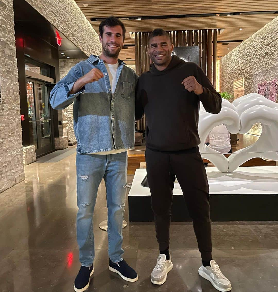 カレン・ハチャノフのインスタグラム：「Found a new coach!! Soon debut in UFC 👀😜😂 @alistairovereem @danawhite」