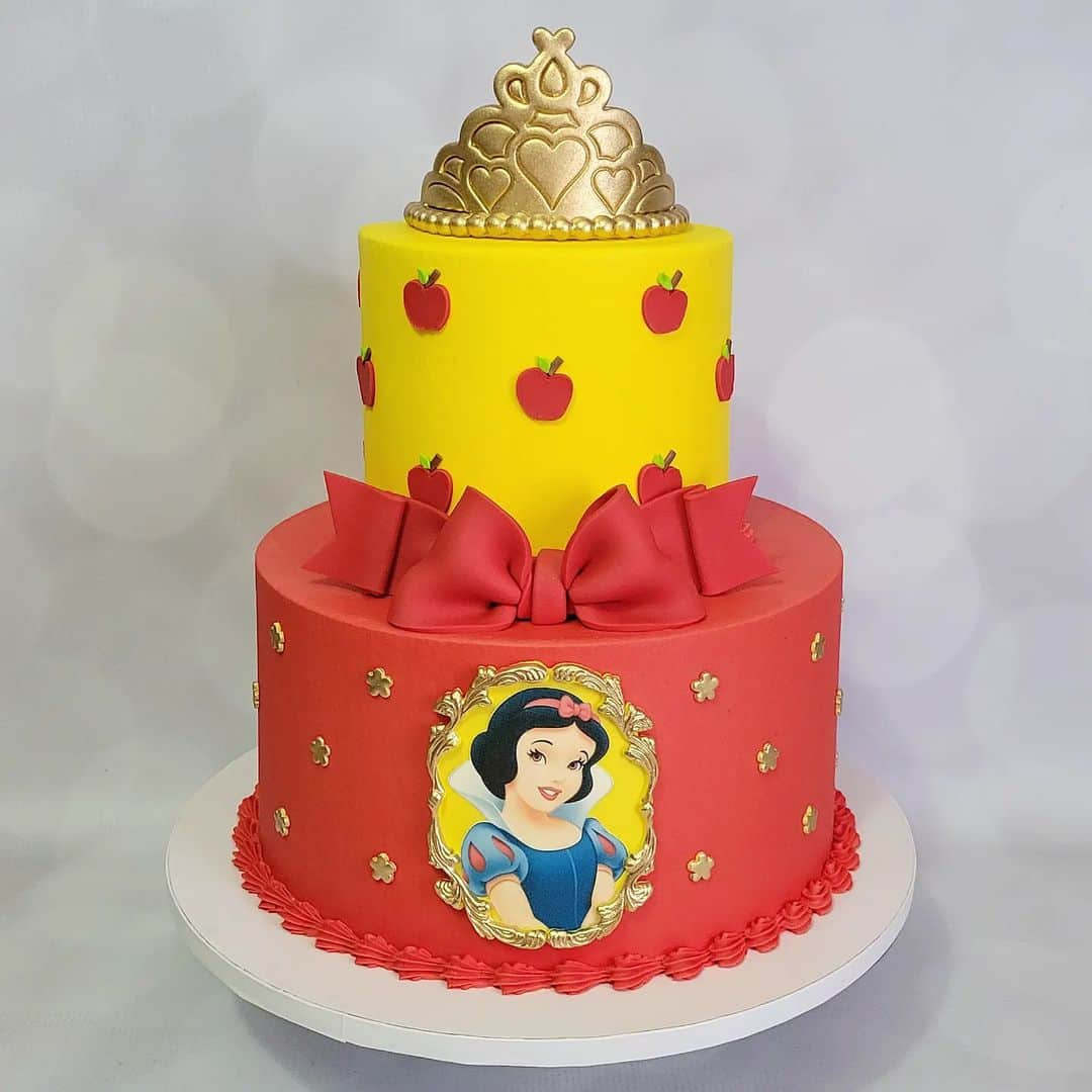 Honey Bee Cakesのインスタグラム：「Snow White Cake」