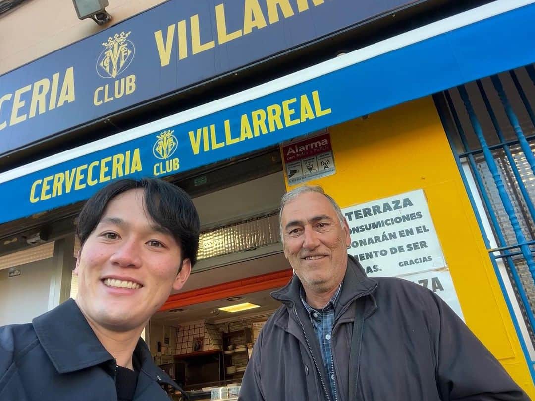 瀬崎一耀さんのインスタグラム写真 - (瀬崎一耀Instagram)「ビジャレアルのホーム エスタディオ・デ・ラ・セラミカ 通称エルマドリガル🟡  現在改修工事中、剥き出しの鉄骨も美しい、、 19番ゲートにはレジェンド マルコスセナの名前が🔥  近くのカフェで仲良くなったファン歴40年のベンハミンさん 最も偉大な選手はサンティカソルラと👍🏻チームはELやCLでの躍進もあり、近年が特に印象的だと語っていました！ 久保選手はサポーターを盛り上げることも上手だったそうです笑  ビジャレアルはバレンシアからバスで北に1時間ほどの人口約5万人の小さな町 閑静な住宅街にポツンとまばゆいスタジアムが溶け込んでいるのが不思議でした笑  アウェーですが8日に行われるvsレアルマドリードの試合を観てきます！  #villareal #laliga」4月5日 5時08分 - ikko_sesaki