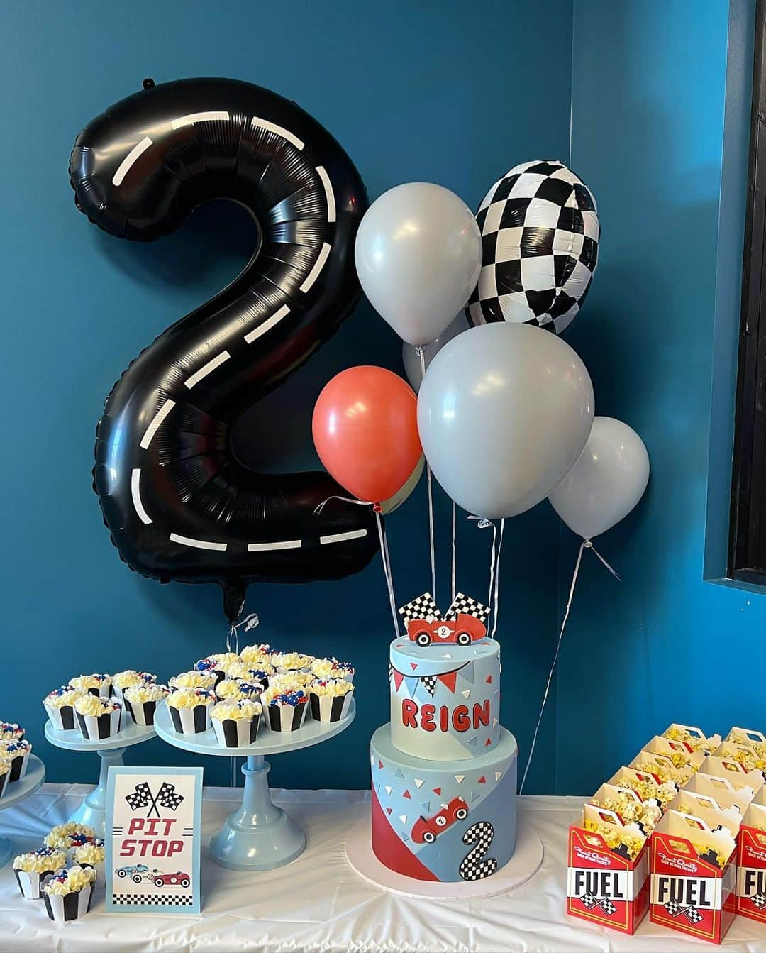 のインスタグラム：「2nd birthday recap!!! 🚘🚘 so lucky our boy has made so many friends this year to celebrate with him 🥰🥰🥳」