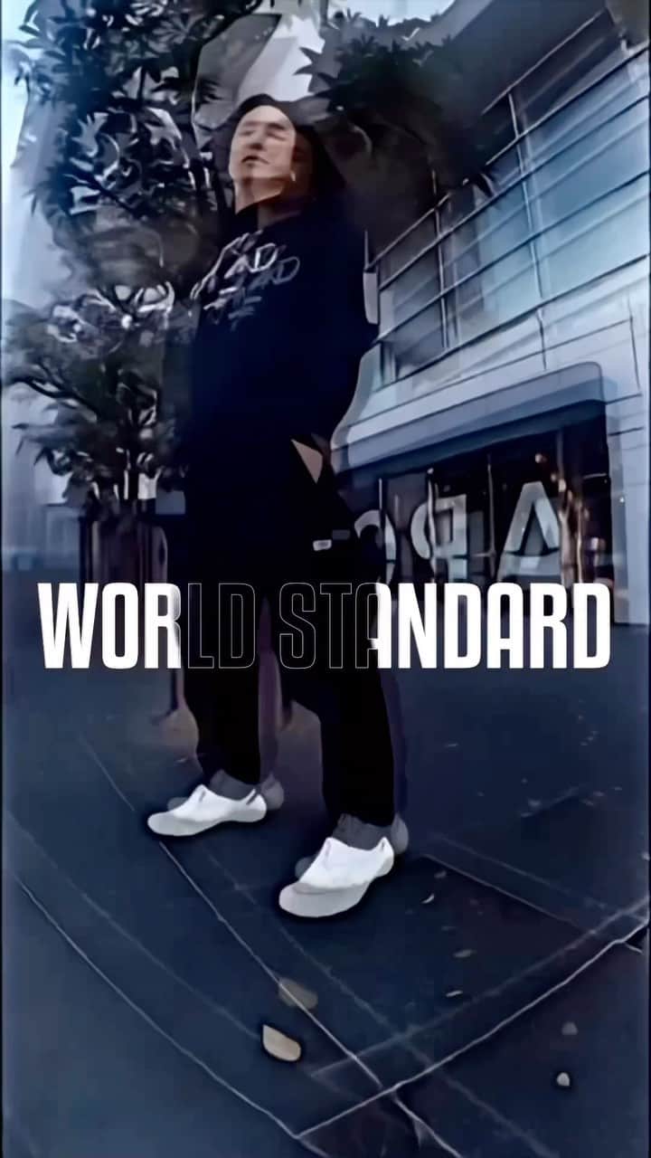 JOHNNYのインスタグラム：「@world.standard.2022  @top.of.the.factory  #worldstandard  #videographer  #vfx」