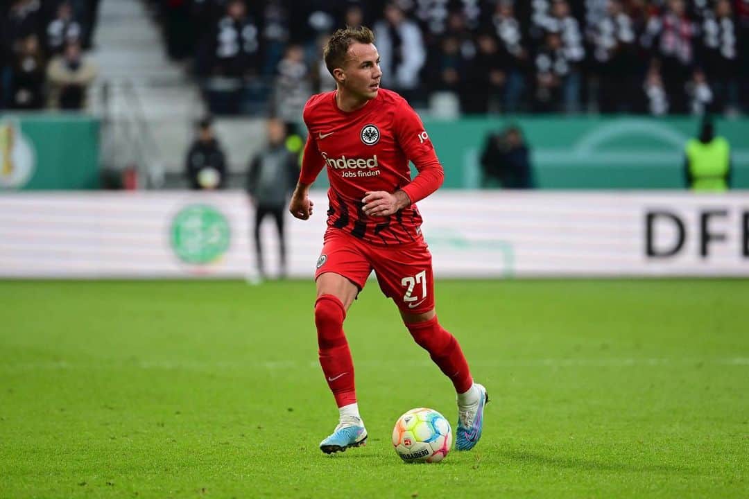 マリオ・ゲッツェのインスタグラム：「Get the ball, pass to Kolo, celebrate, repeat 🔁 Next round @dfb_pokal, here we come 💪」