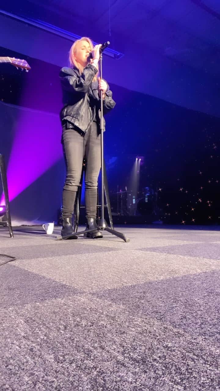 ブリット・ニコルのインスタグラム：「Indiana was so fun!! Next we are in TX, NC, and WI !! See ya there!!! :) ✨」